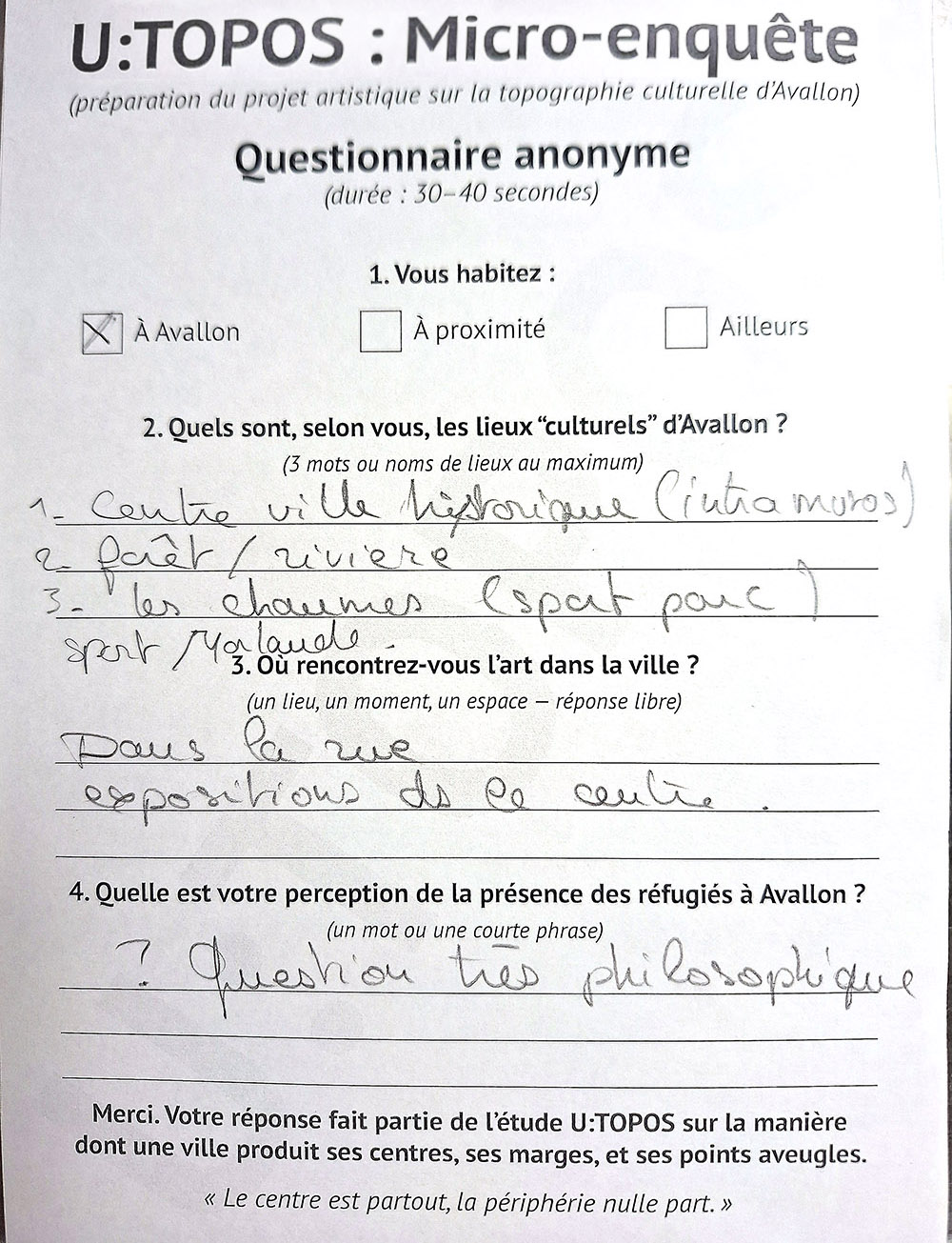 Anonymous U:TOPOS micro-survey filled out by an Avallon resident, mentioning historical center, river, Chaumes park and describing the refugee question as “very philosophical”.