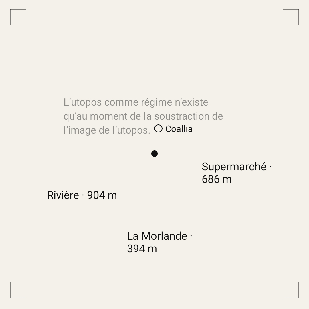 Minimalist interface of the U:TOPOS mobile application showing a central navigation point, nearby locations with distances, and a floating quotation in French inside an empty spatial field framed by four corner markers.